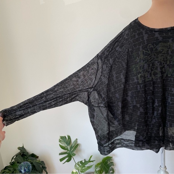 Rundholz Black Print Word Flock Listen Flowers Long Sleeve Mesh Cotton Top EUC S - Picture 6 of 12